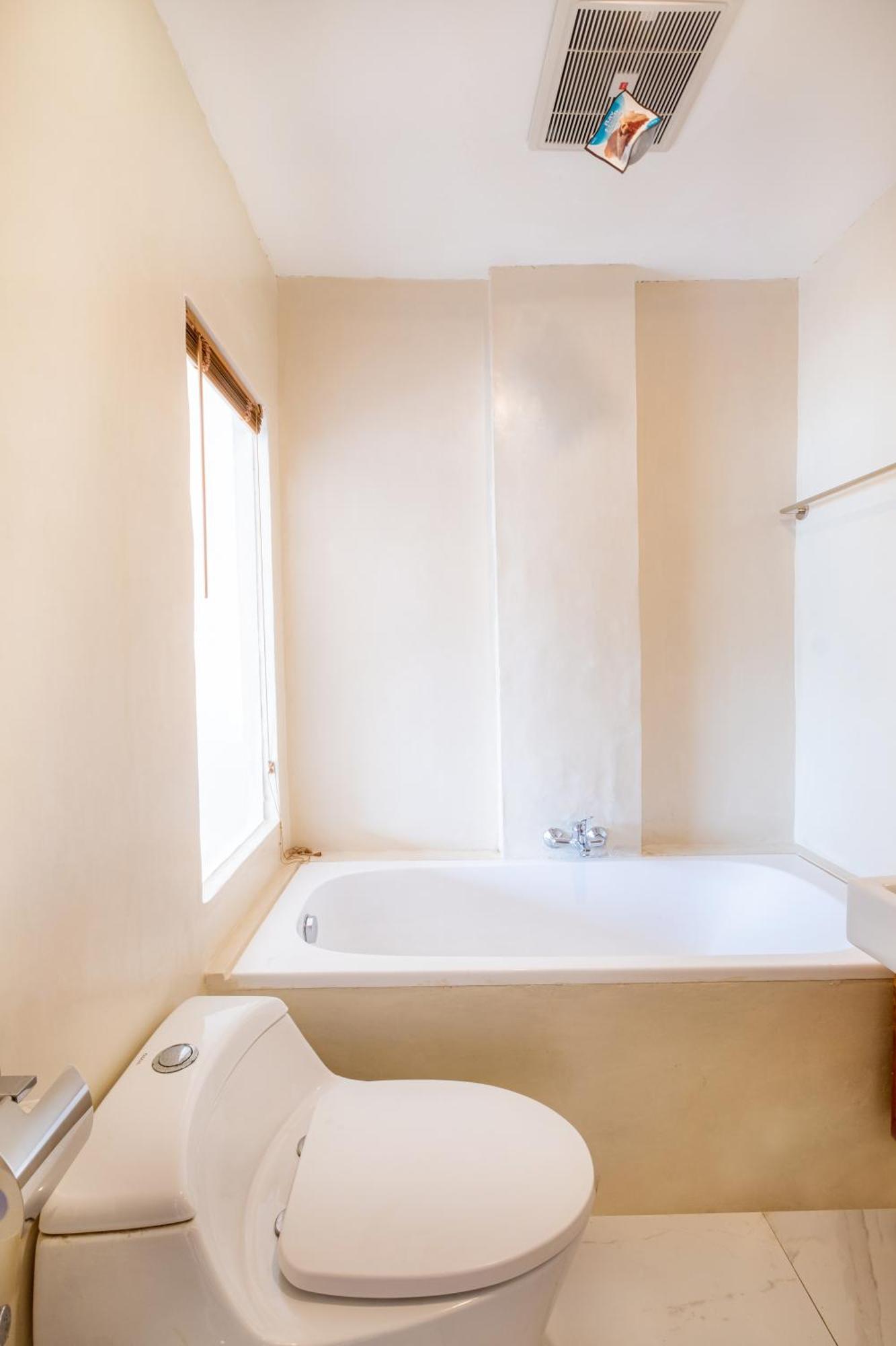Amp Beach House Toyapakeh Ngoại thất bức ảnh
