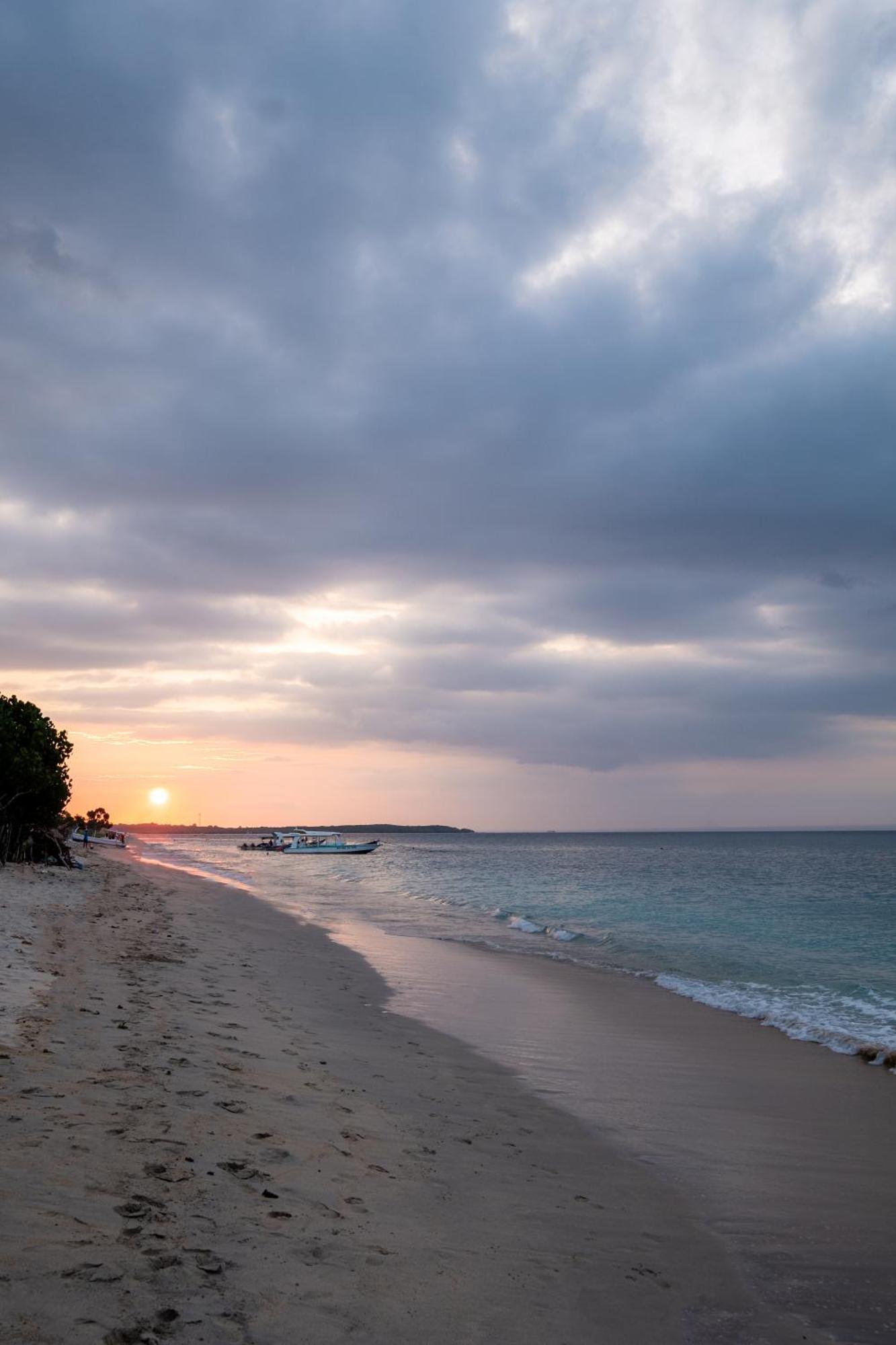 Amp Beach House Toyapakeh Ngoại thất bức ảnh